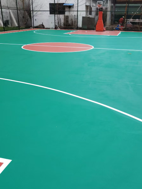 巴宜 球场长期使用易出现地面开裂